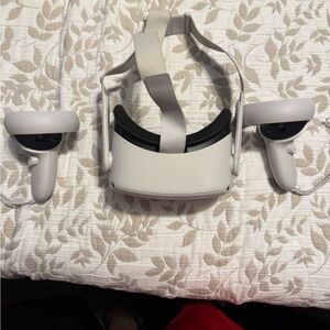 Oculus 2 Quest VR Headset and Controllers